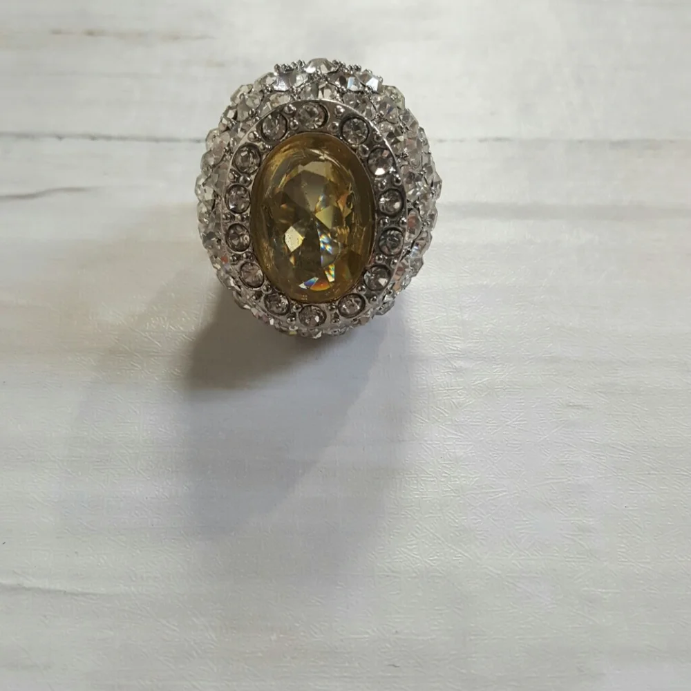 chunky ring‎ yellow stone surrounded by sprakles stretch links silver tone